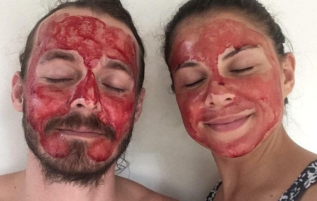 Pareja desata controversia tras utilizar sangre menstrual como mascarilla