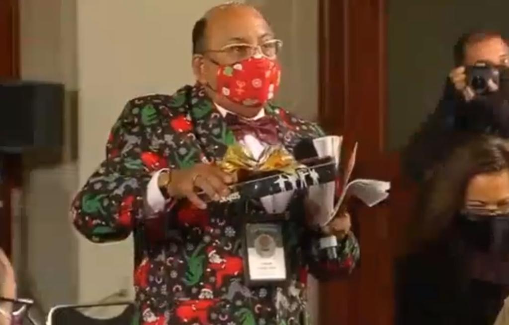 'Lord Molécula' 'sorprende' a AMLO con regalo navideño durante mañaneara