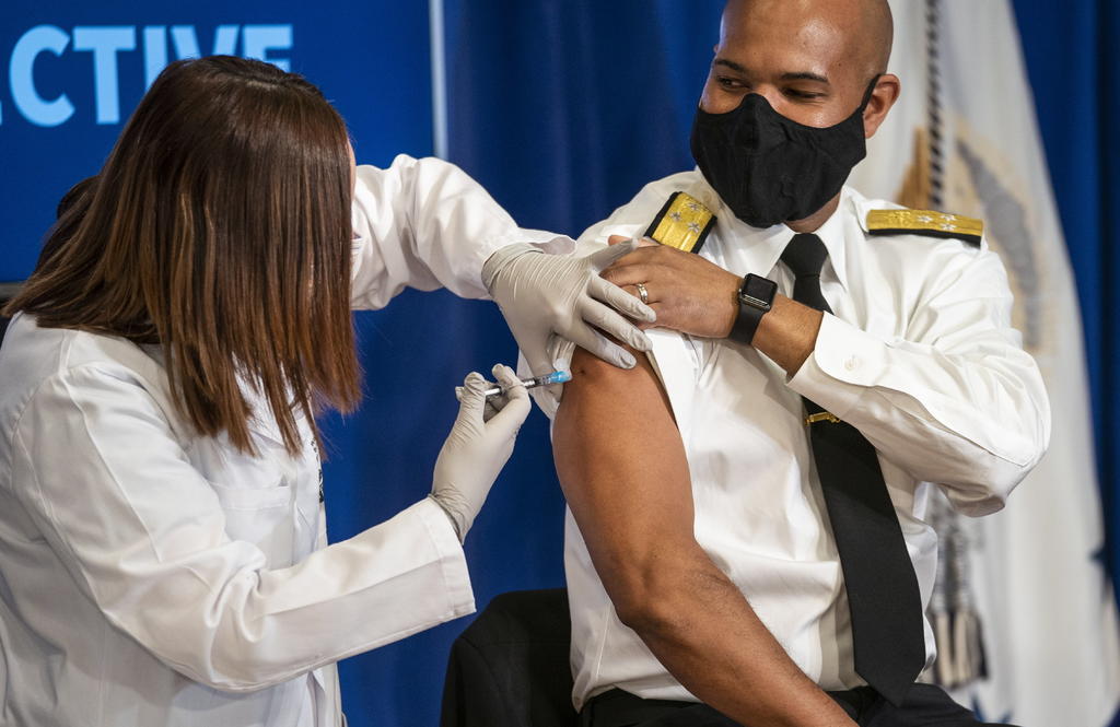 Administra EUA vacunas contra COVID en cuatro mil puntos del país