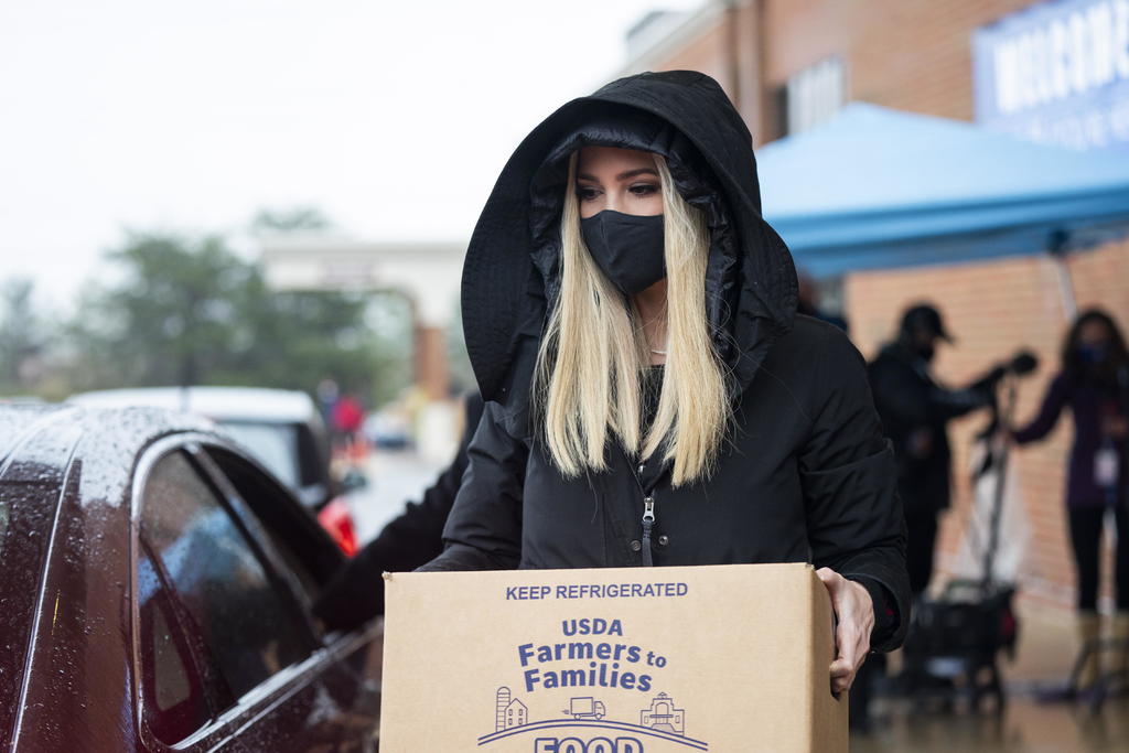 Ivanka Trump reparte comida gratis en Miami por Navidad
