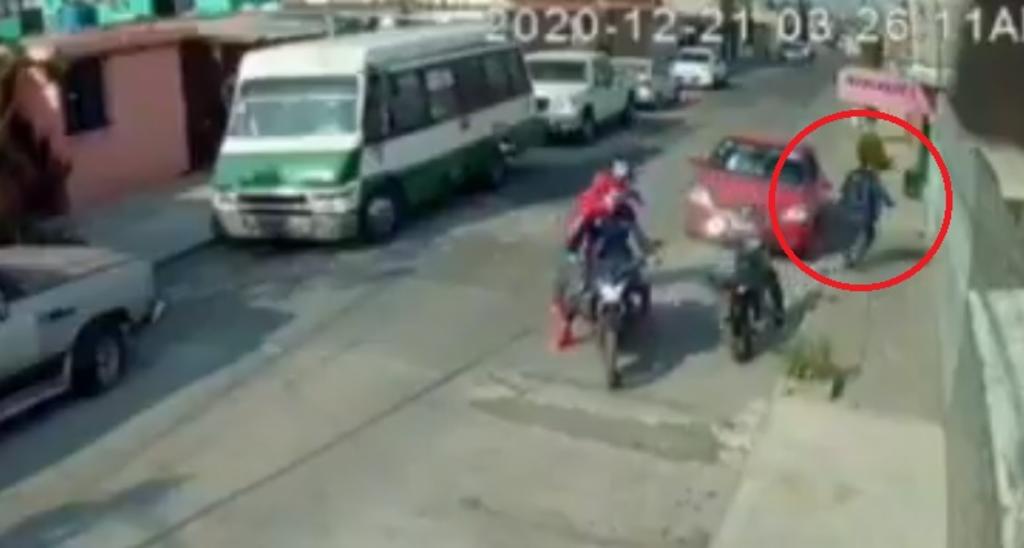 VIDEO: Joven se salva de presunto intento de asalto en Ecatepec