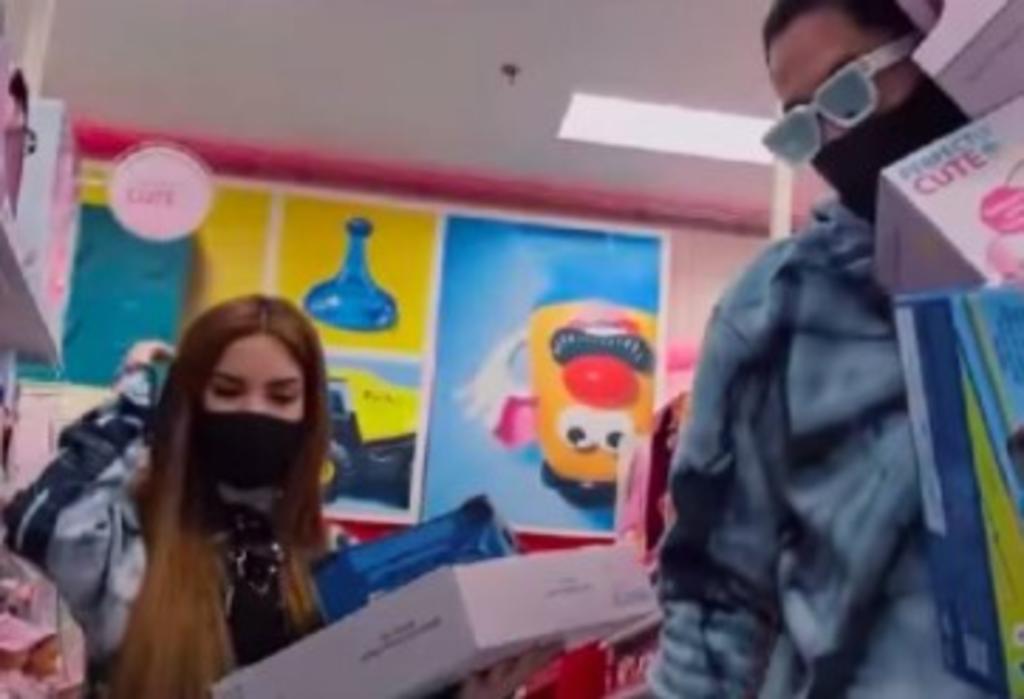 Kimberly Loaiza y JD Pantoja gastan 25 mil pesos en juguetes para su hija de 1 año