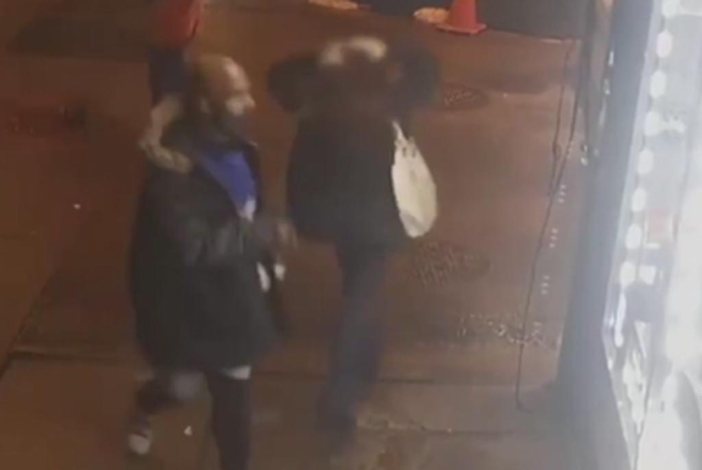 Hombre le corta el cuello a una mujer desconocida sin provocación y luego huye