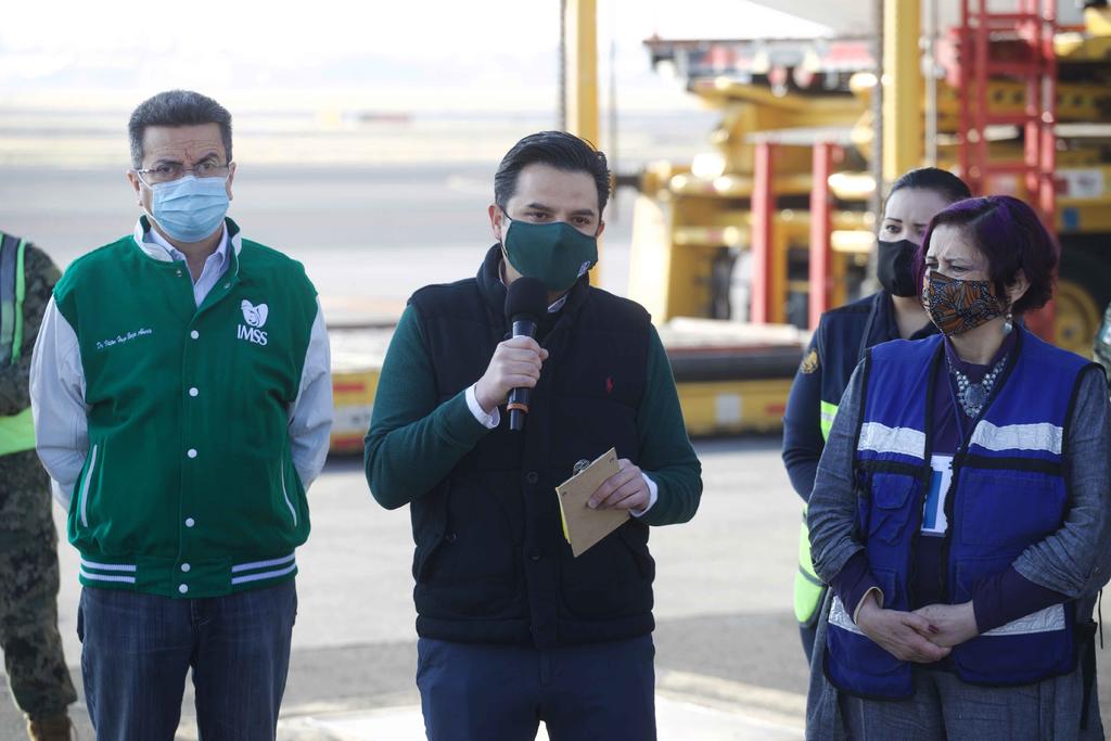 Califican de 'minoría' a quienes buscan vacunarse contra COVID mediante influencias