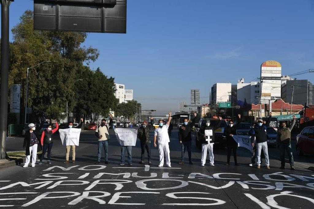 Trabajadores de la Salud protestan afuera de La Raza por vacuna contra COVID-19