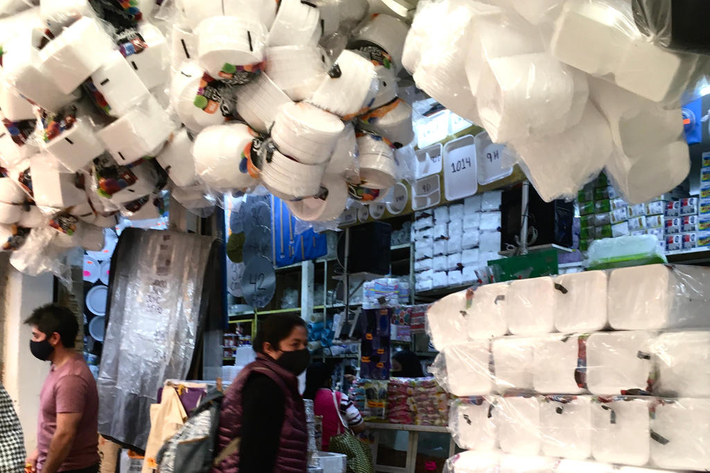 Piden comerciantes aplazar prohibición de plásticos en CDMX