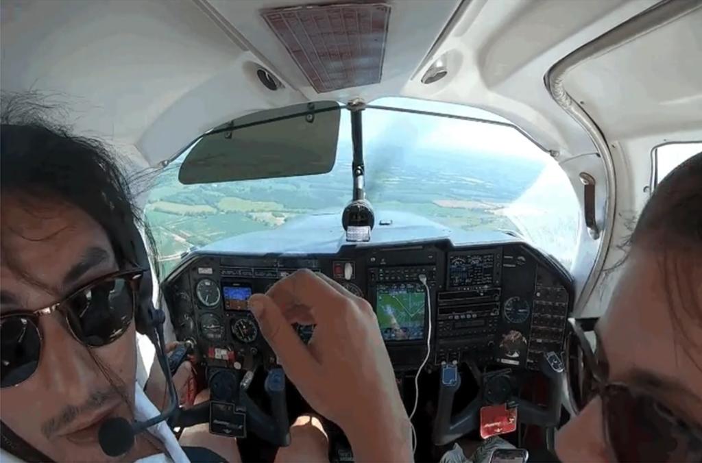 Así es el aterrizaje forzoso de una avioneta luego de que una puerta se abre