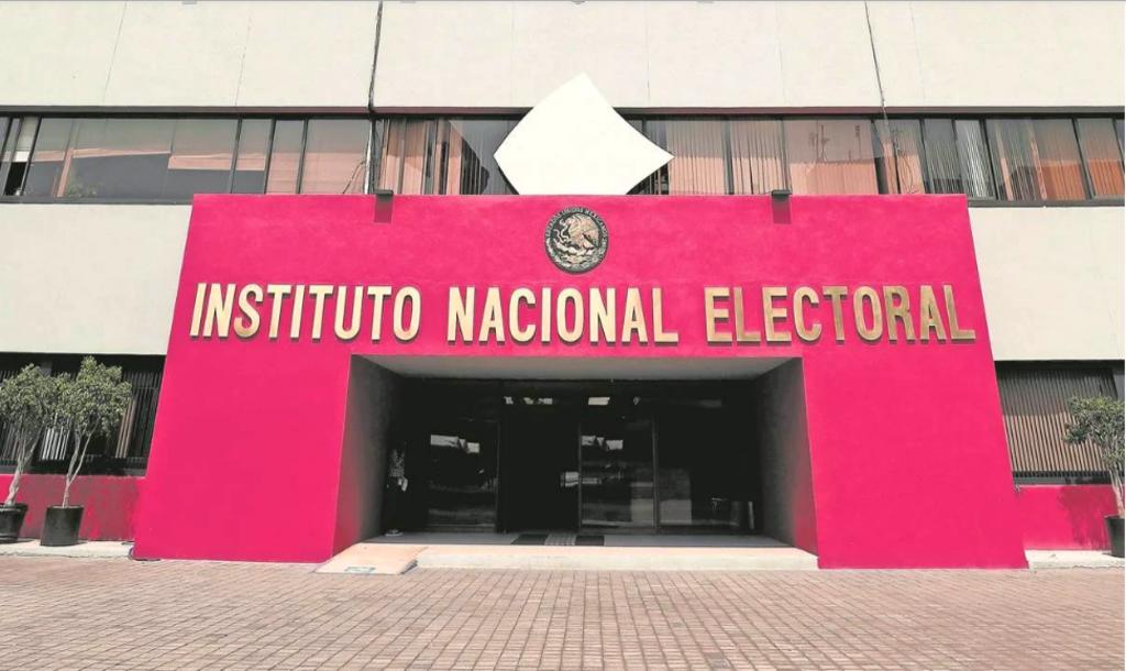Renuncia al INE funcionario investigado por corrupción