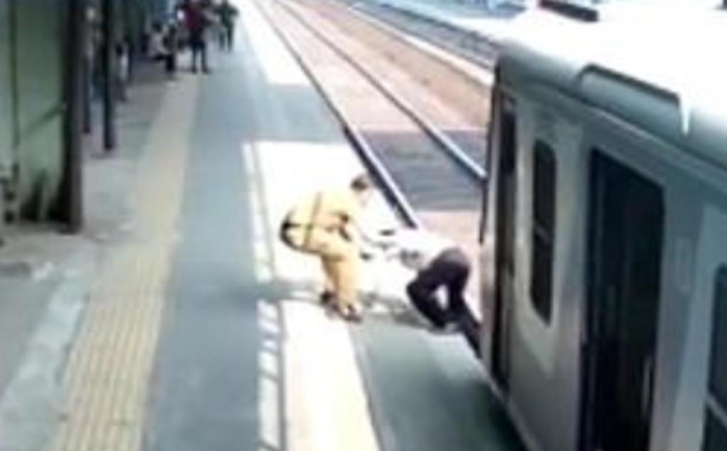 Hombre por poco es embestido por un tren tras atravesar la vías