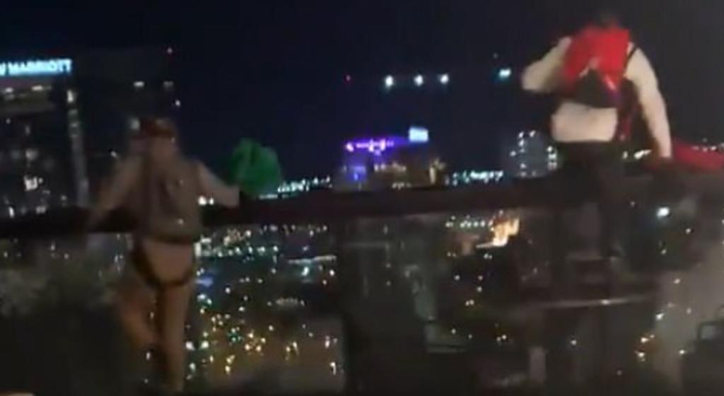 Paracaidistas saltan desde un bar en lo alto de un hotel y sobresaltan a clientes