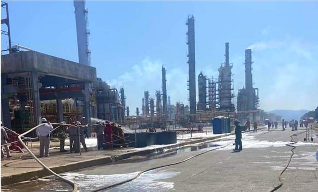 Reportan trabajadores de Pemex incendio en refinería Oaxaca