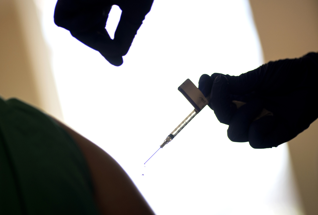 Farmacéutico intentó arruinar vacunas contra COVID en EUA