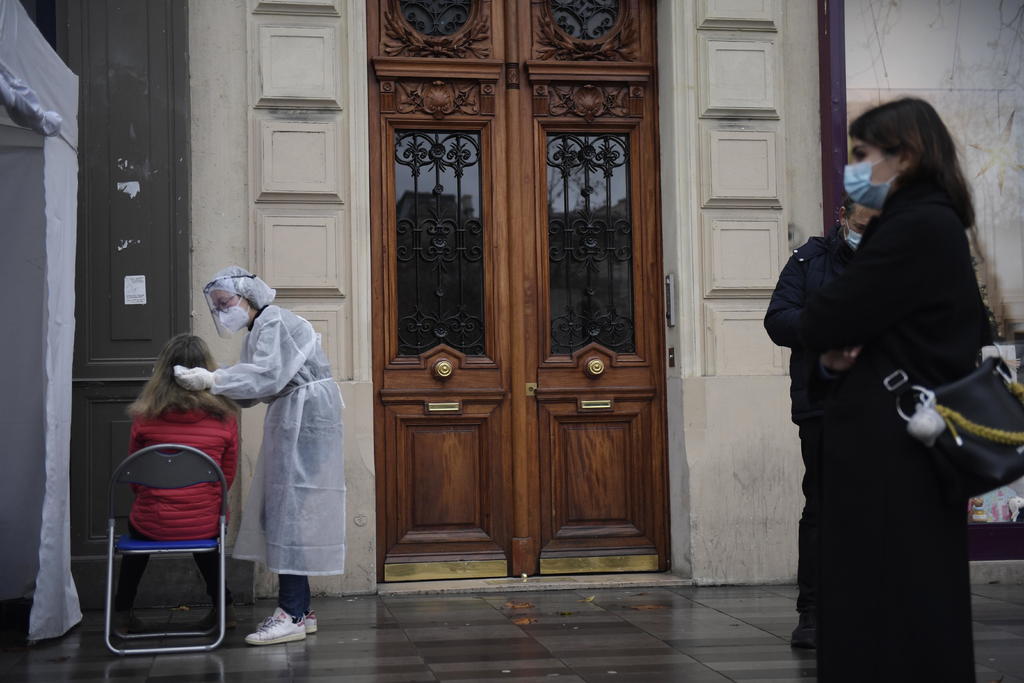 Nuevos contagios se disparan en Francia tras efecto navideño