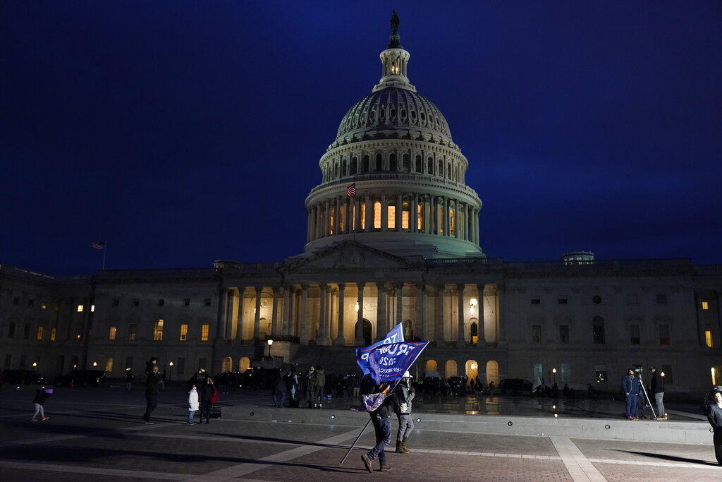 Mientras la policía dispersa a la multitud del Capitolio, Washington comienza toque de queda