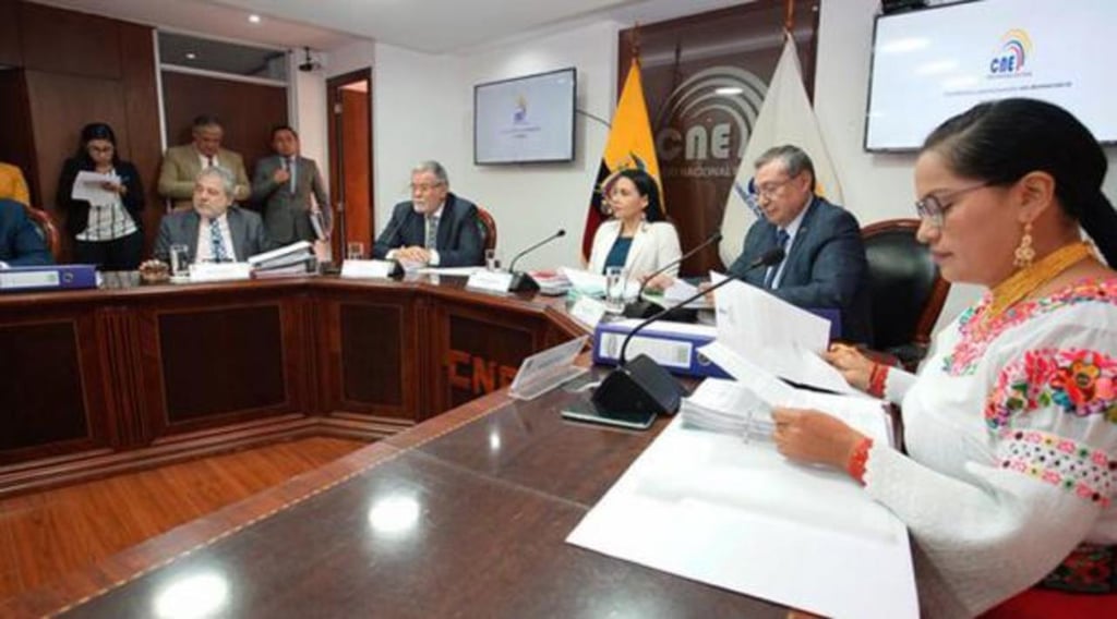 Suspenden a mandos electorales ecuatorianos