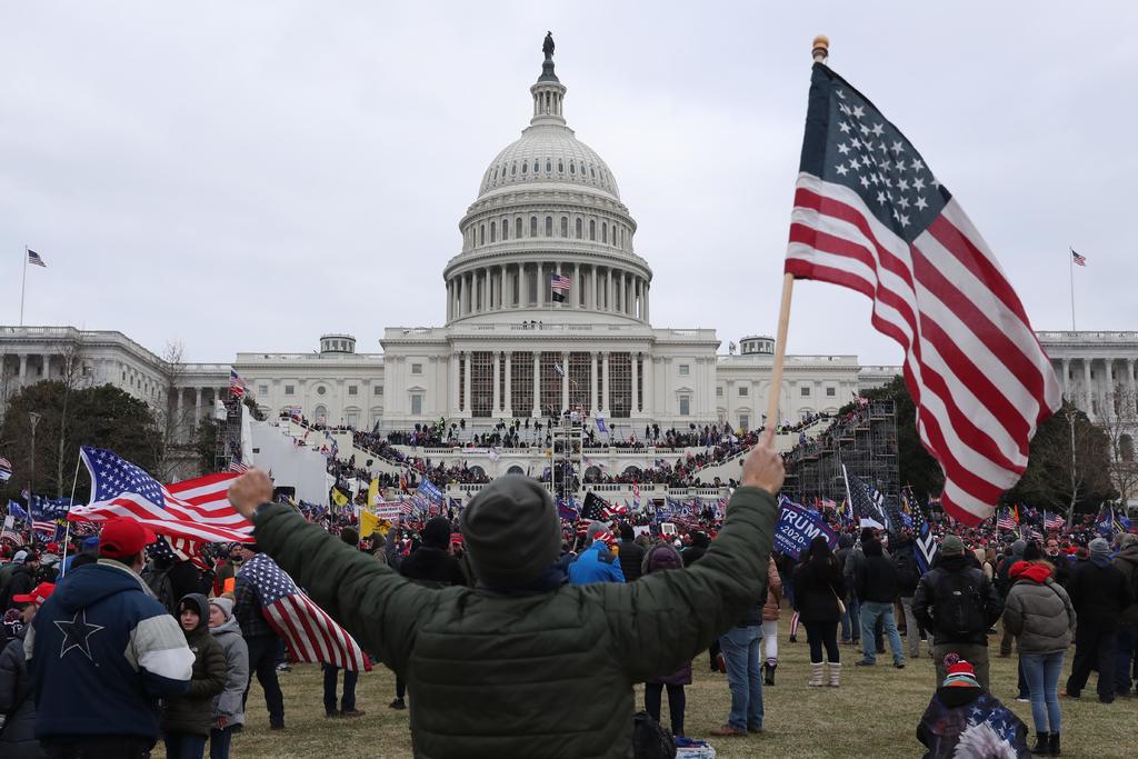 Condenan empresarios el asalto al Capitolio; algunos piden destituir a Trump
