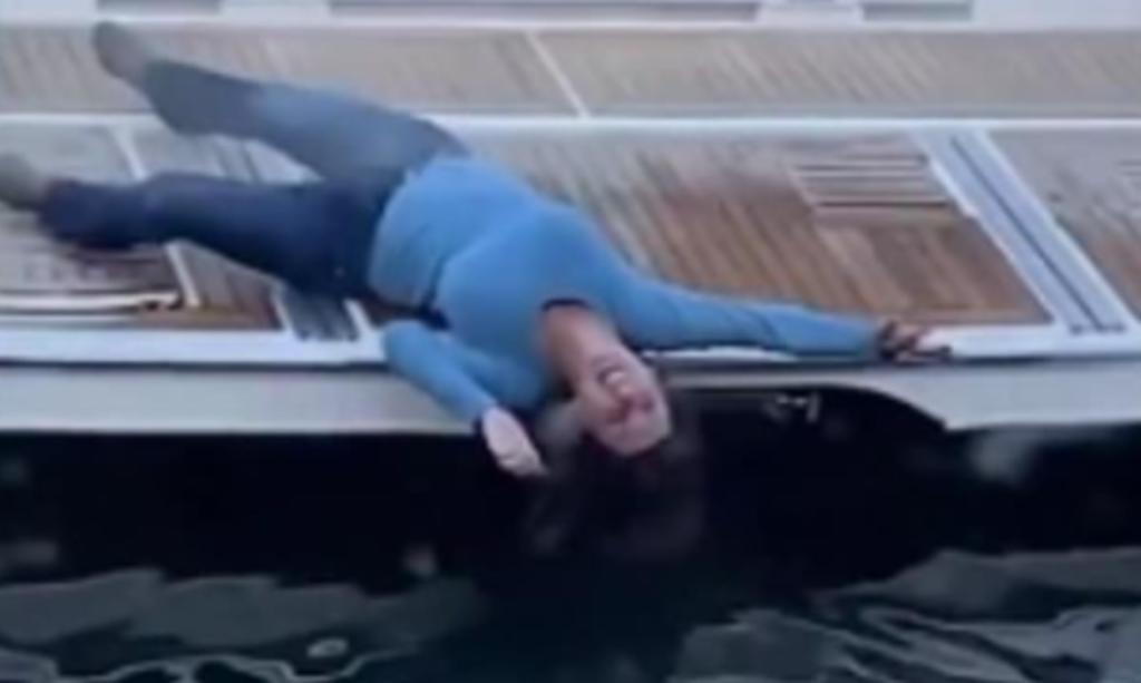 Mujer sufre embarazoso accidente en un pequeño barco y se vuelve viral