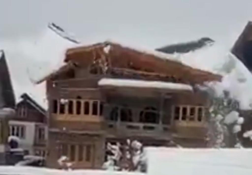 Techo de casa de tres pisos colapsa debido al exceso de nieve acumulada