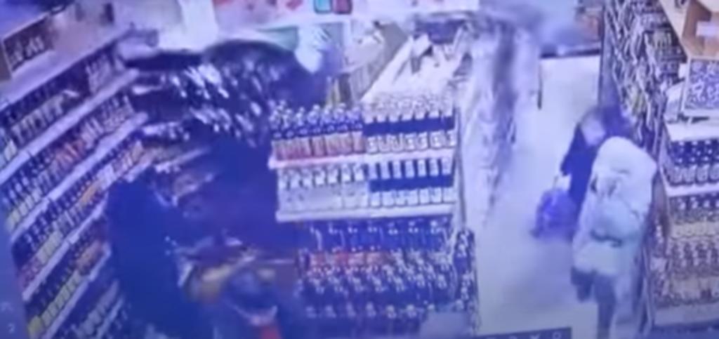 Clientes corren por su vida luego de que derribaran la pared de un supermercado por accidente