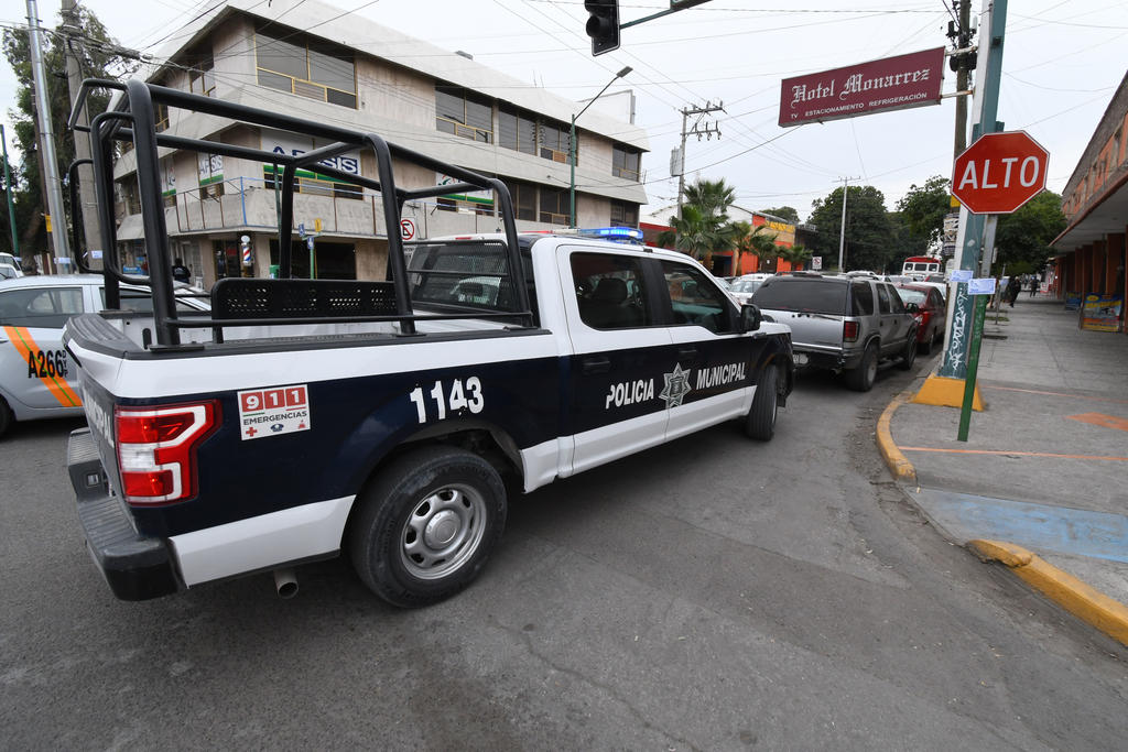 'Pasajeros' despojan a taxista de unidad en Gómez Palacio