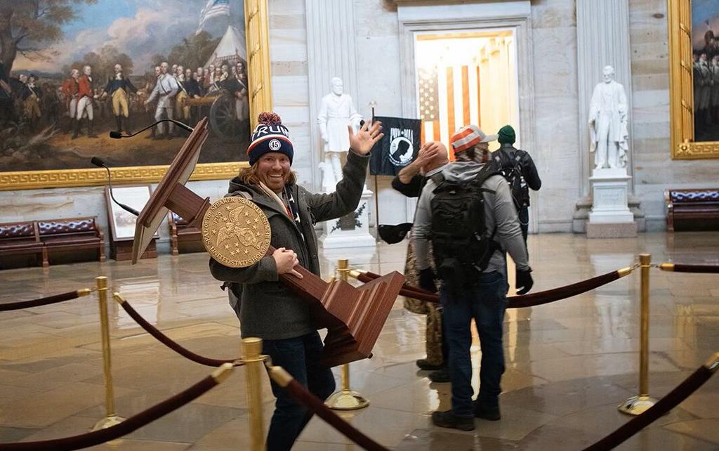 Continúan los arrestos tras asalto al Capitolio de EUA