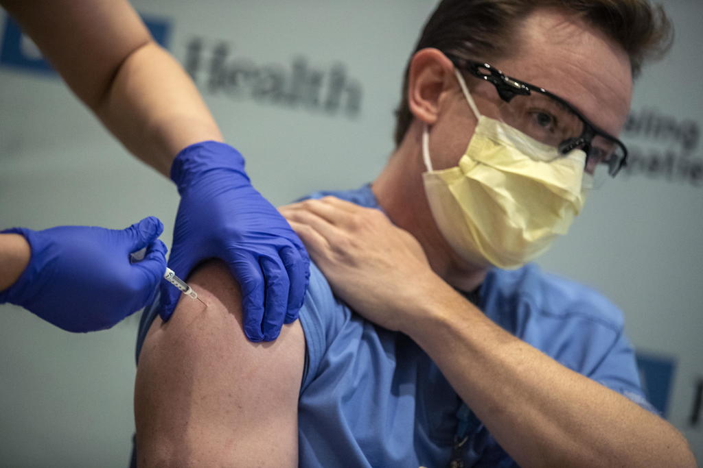 Lentitud en vacunaciones confirma temores de expertos en EUA