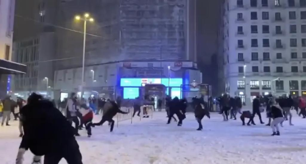Madrileños protagonizan pelea de bolas de nieve masiva en el centro de la ciudad