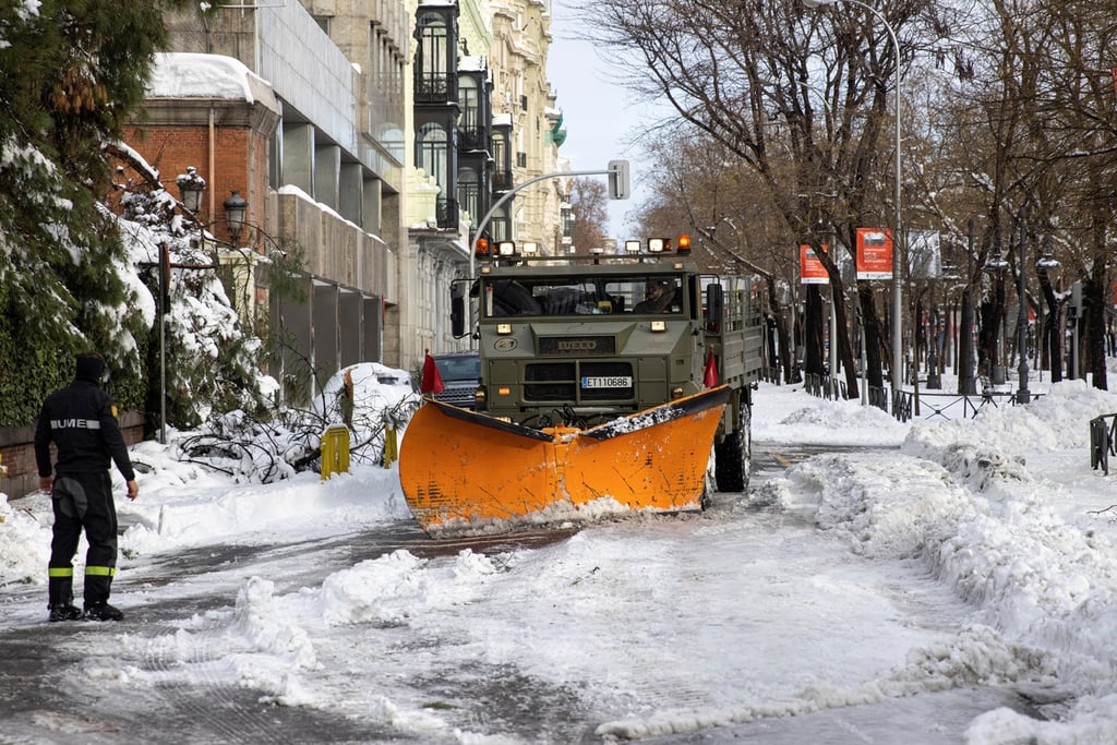 España despeja rúas tras intensa nevada