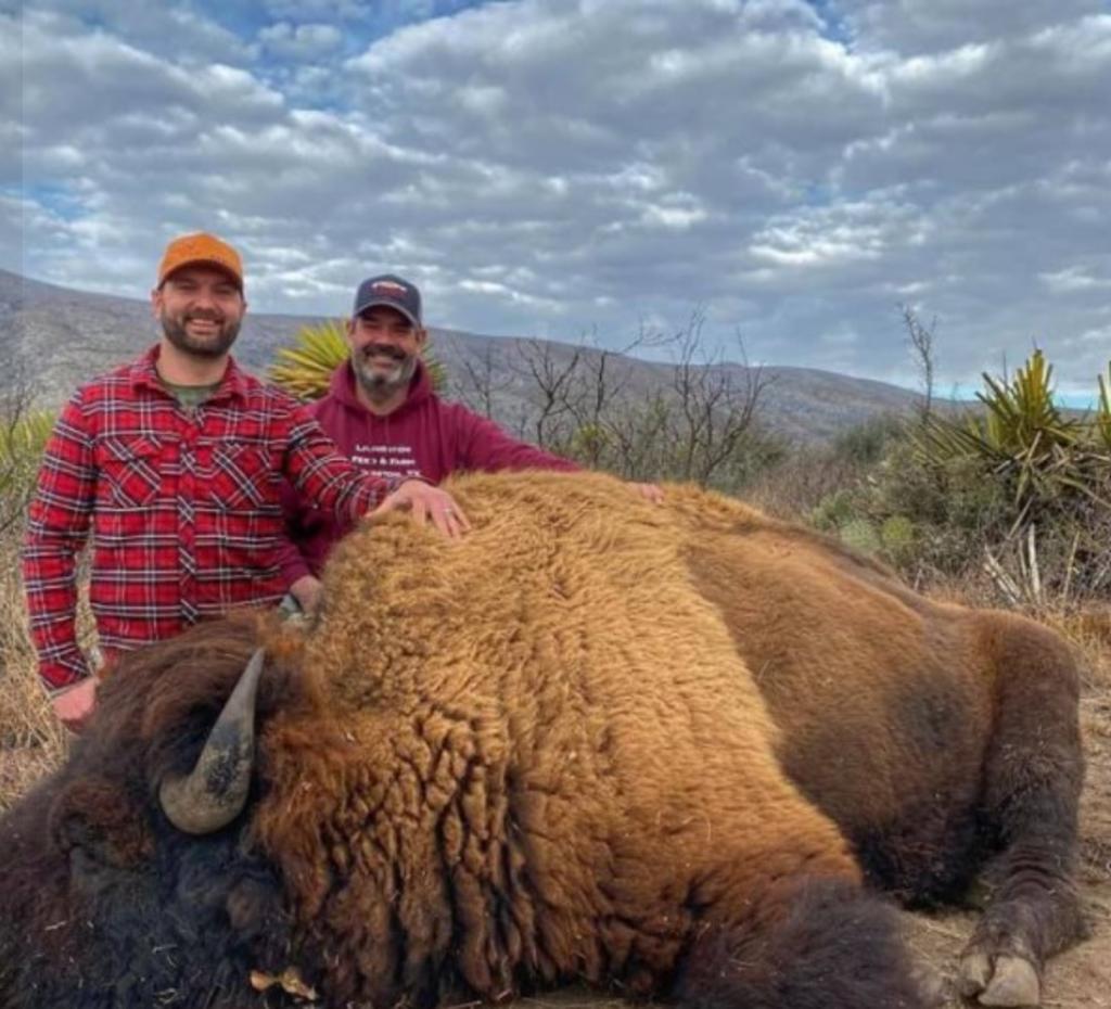 Exhiben presunta cacería de bisontes en Coahuila