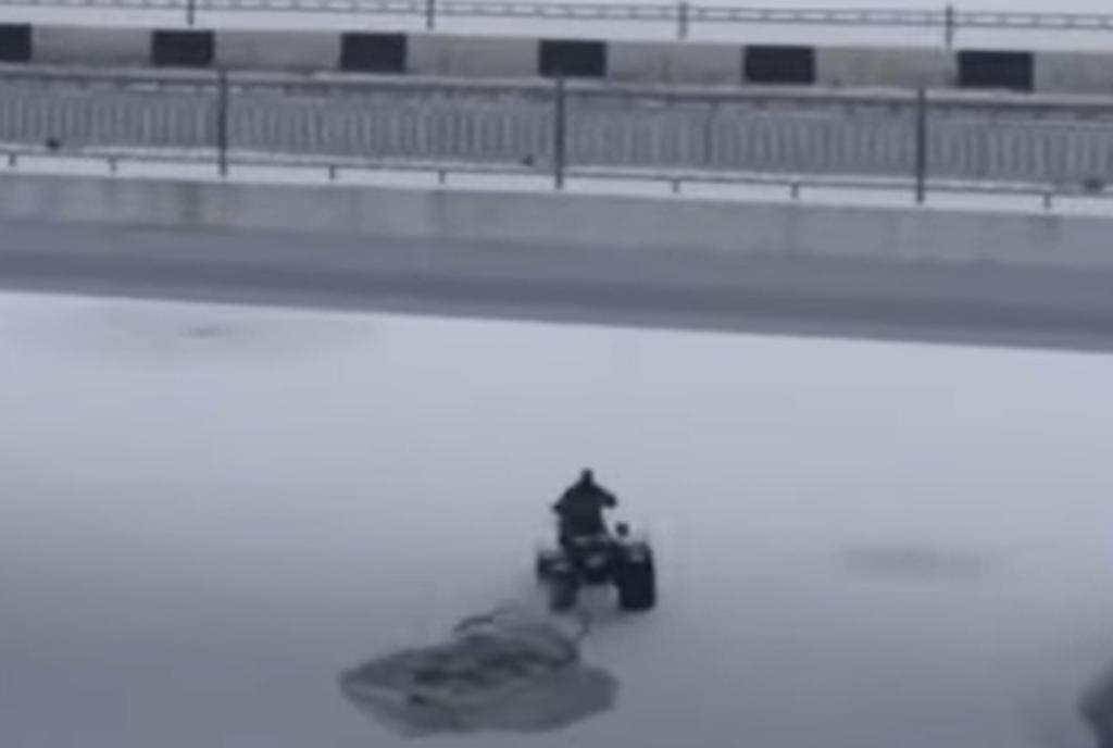 Hombre y su motocicleta se hunden en un lago helado por transitar sobre el hielo