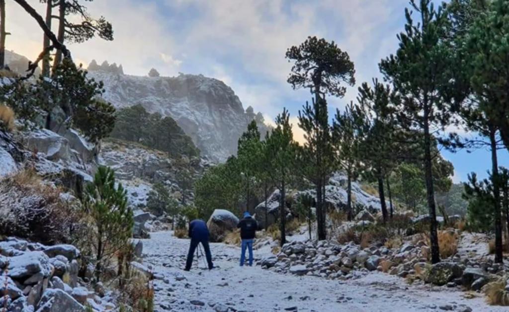 Nieve 'pinta de blanco' al Pico de Orizaba y Cofre de Perote