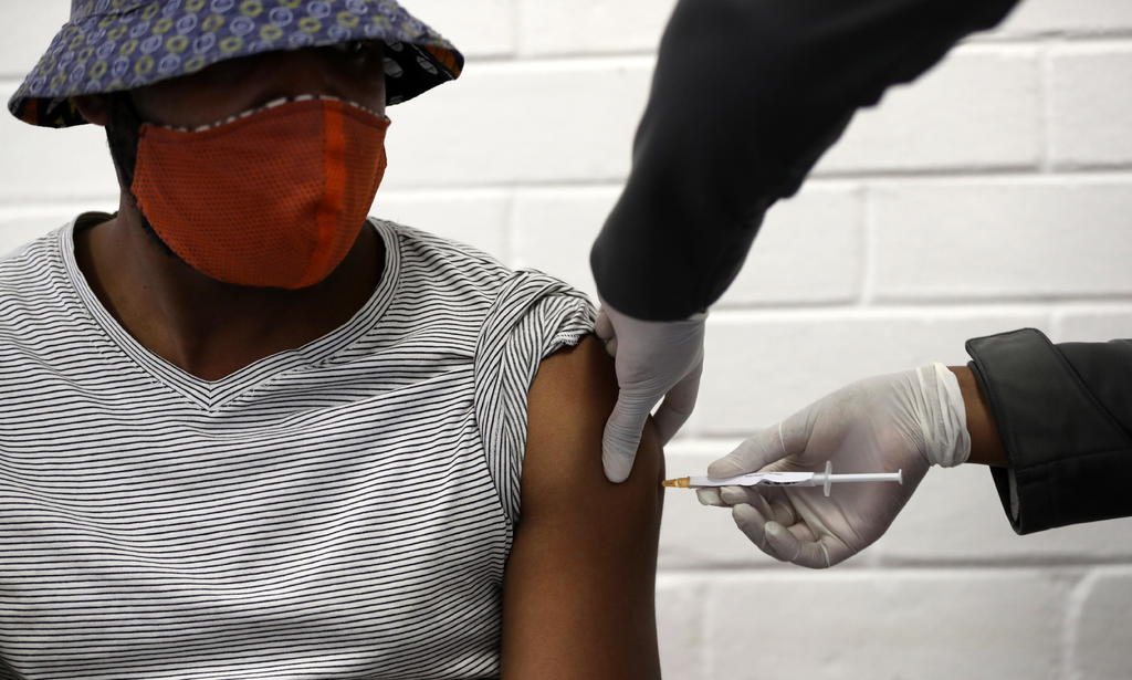 Adquiere África 300 millones de dosis de vacuna contra COVID-19