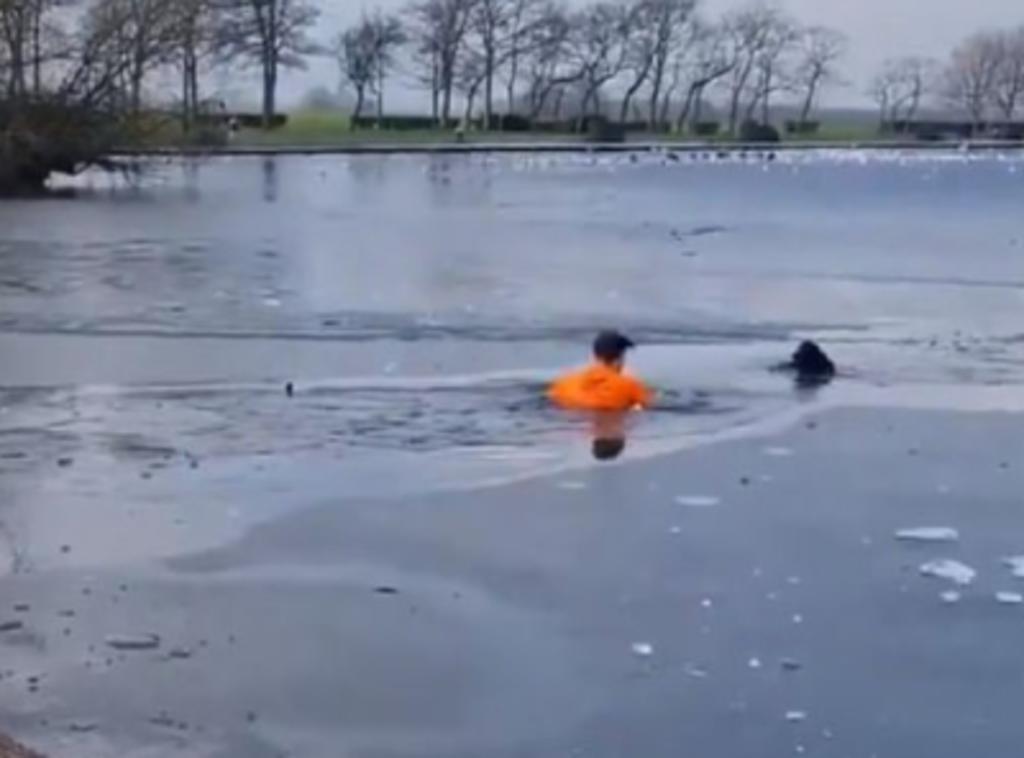 Hombre ingresa a lago congelado para salvar a un perro que se estaba ahogando