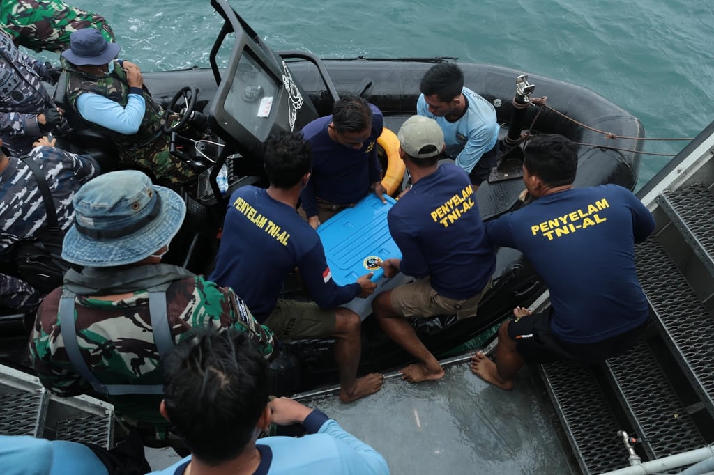 Hallan la caja negra del avión que cayó al mar en Indonesia