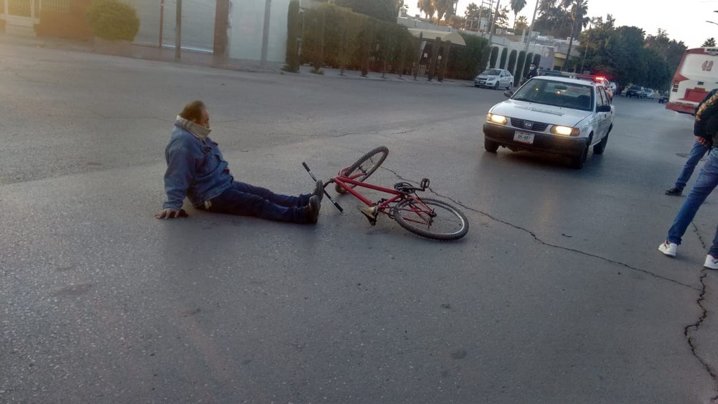 Arrollan a ciclista en calles de Gómez Palacio