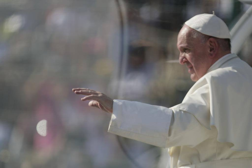 Vacunan al papa Francisco contra COVID-19
