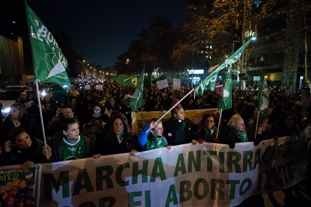Inicia Chile discusión sobre aborto con la mira puesta en el éxito de Argentina