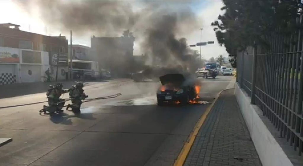 Vehículo arde en pleno bulevar Dolores del Río