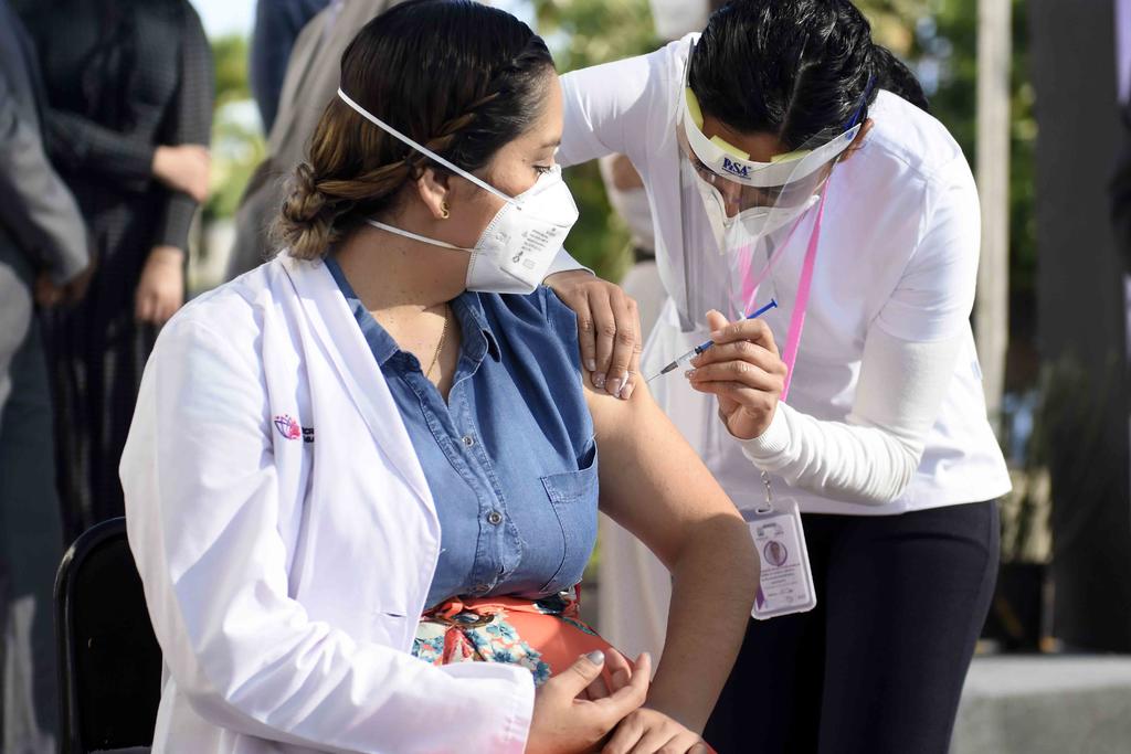 Llama doctora vacunada contra COVID en San Luis Potosí a 'seguirse cuidando'