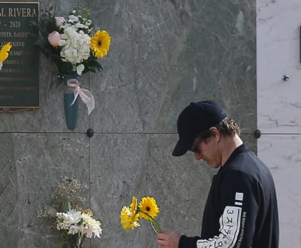 Ex de Naya Rivera visita su tumba y llora en su cumpleaños
