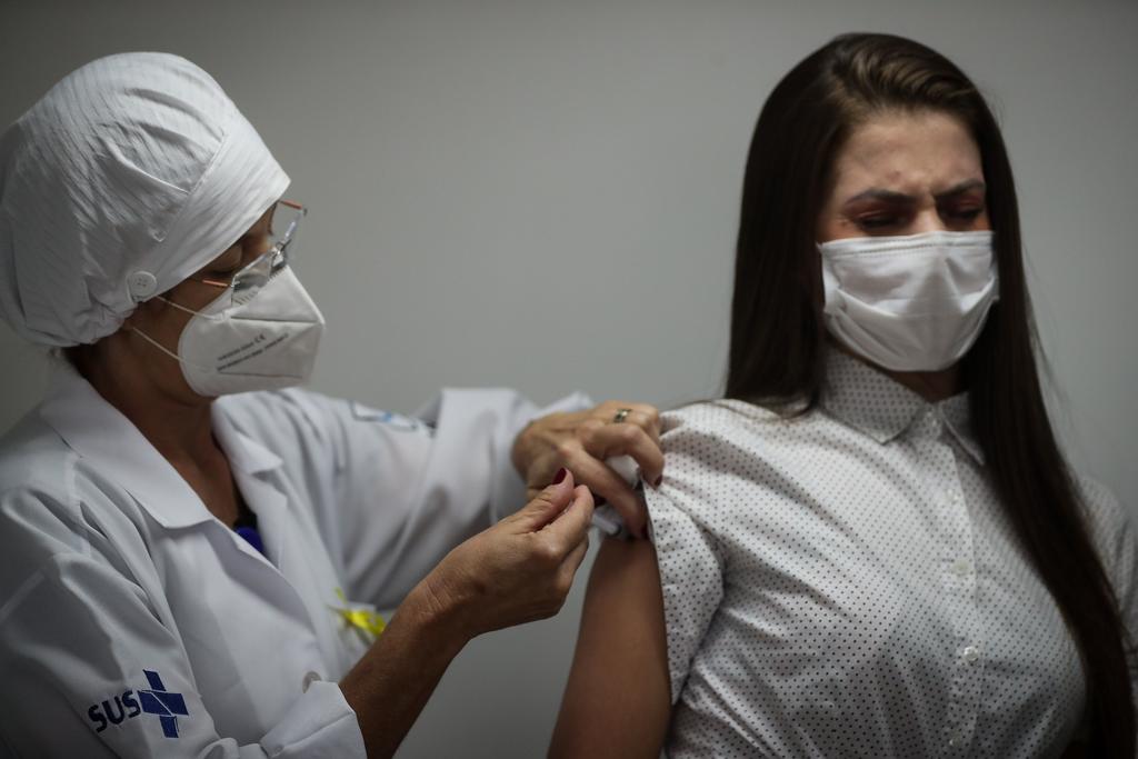 Pobreza, política sanitaria y miedo ralentizan la vacunación en América Latina