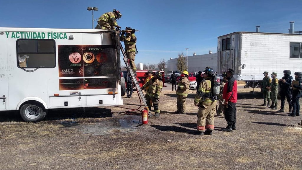 Incendio de unidad médica móvil en HG 450 moviliza a corporaciones