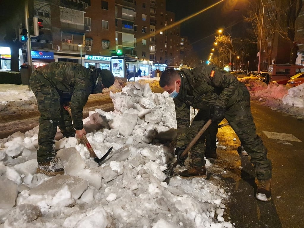 Madrid lidia con basura y escombro