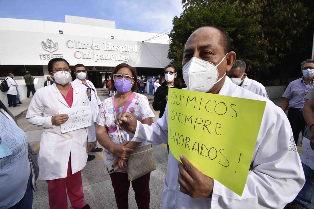 Piden químicos del ISSSTE de Guerrero ser inmunizados