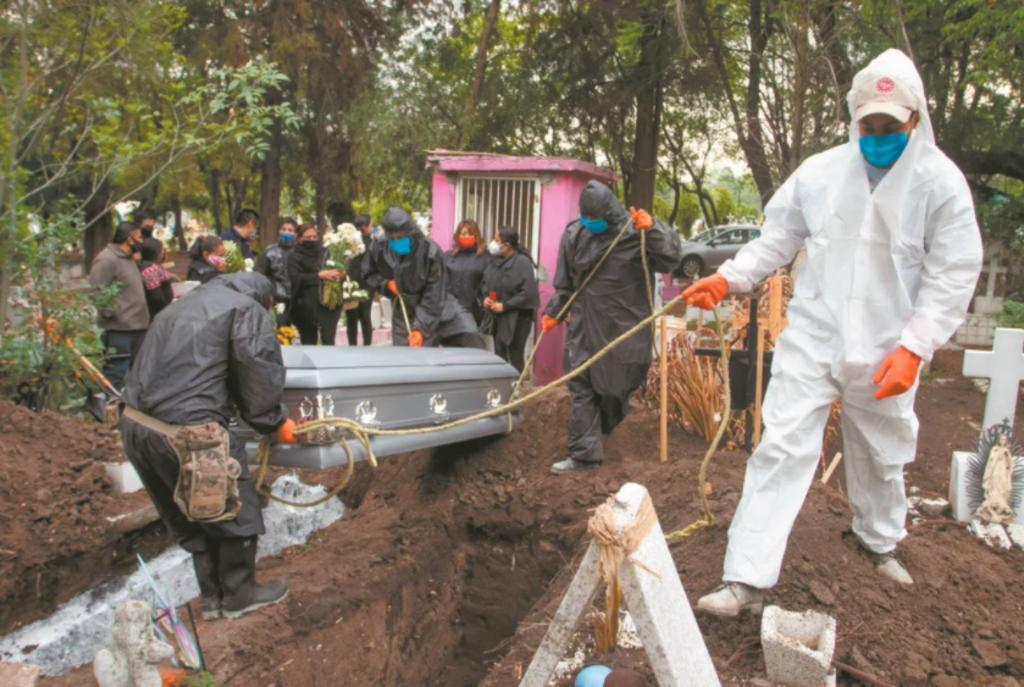 Fallecidos por COVID saturan crematorios públicos; optan por sepulturas