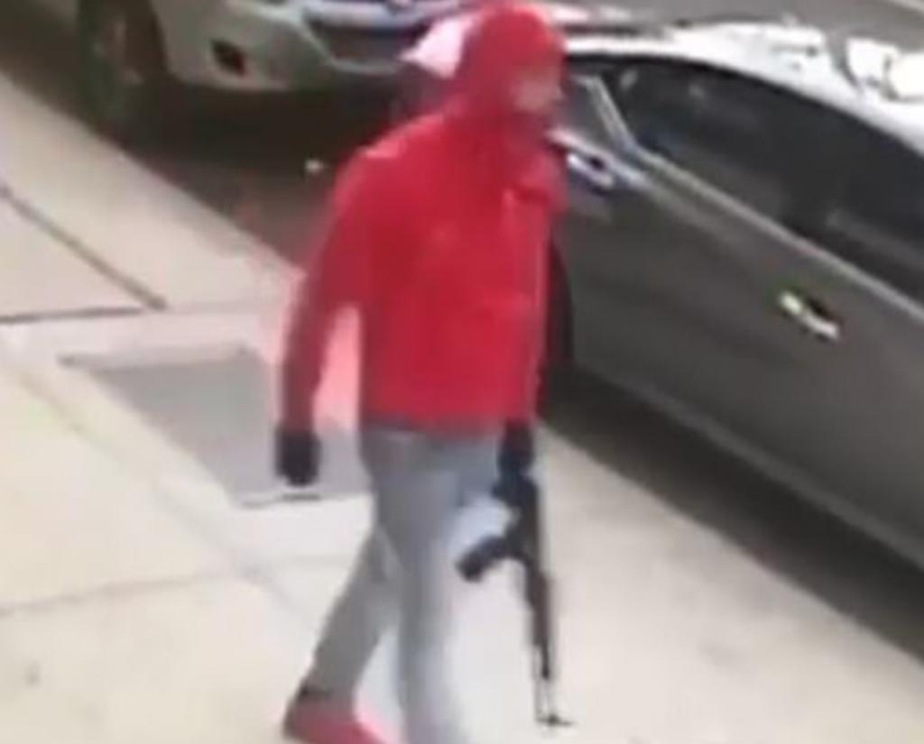 Hombre es grabado caminando por la calle con un rifle de asalto y ahora es buscado por la policía