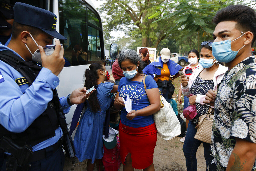 Autoridades de El Salvador capturan organizadores de caravanas de migrantes