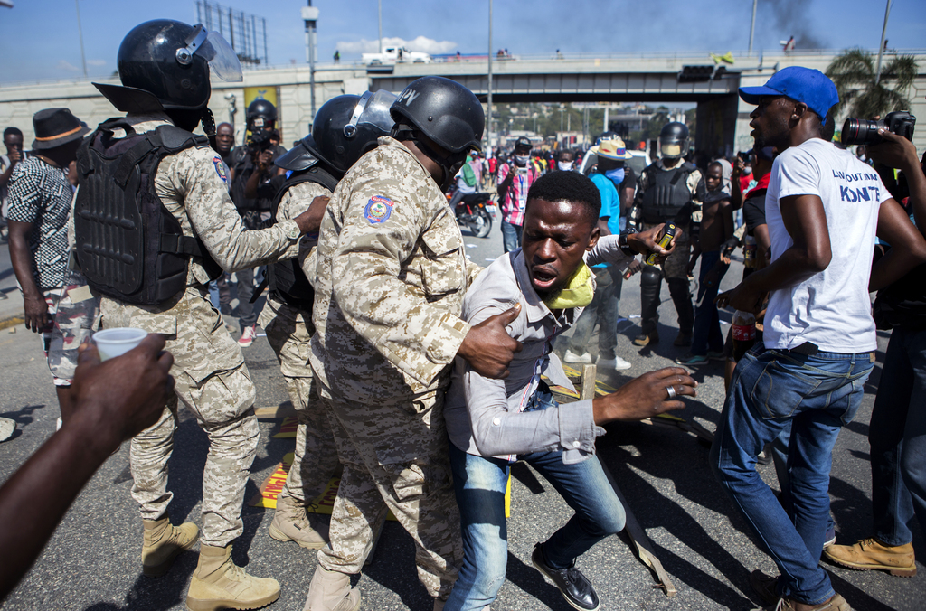 Haitianos piden salida del presidente