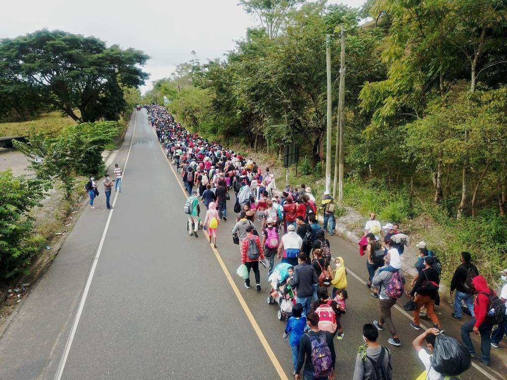 Más de 3 mil migrantes hondureños superaron cordones de 300 policías