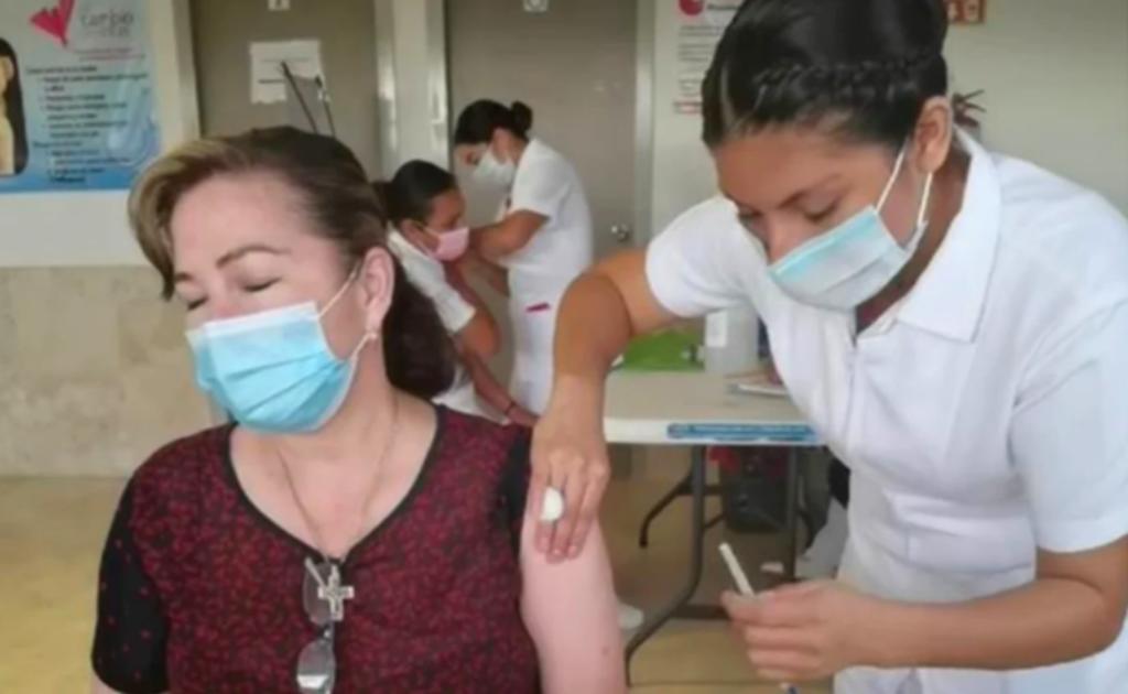 Cesan en Tabasco a directora de hospital por vacunarse contra COVID
